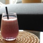 Low Carb Protein Smoothie mit Banane und Himbeeren