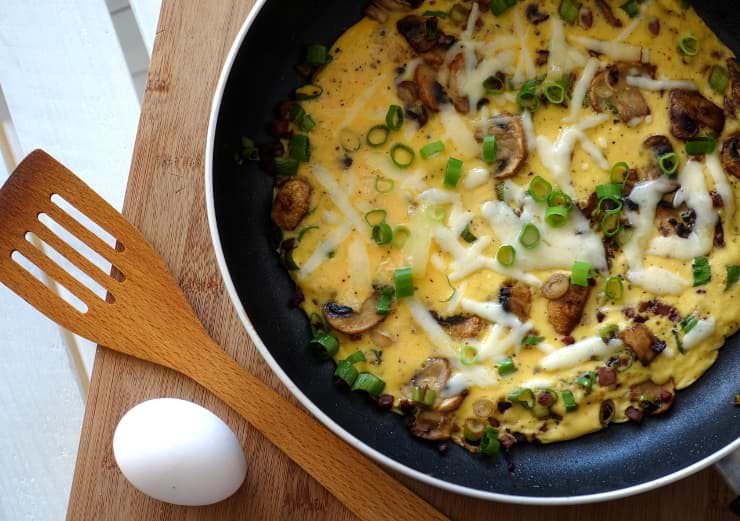 Herzhaftes Low Carb Omelett in der Pfanne mit Ei