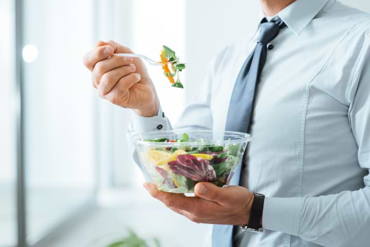 Ein Fertig-Salat kann auch gut mit ins Büro genommen werden.