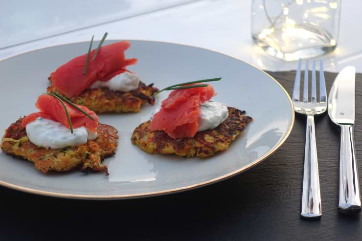 Leckere Zucchini-Rösti mit Lachs | Low Carb Rezept