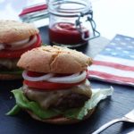 Leckerer Low Carb Burger mit Ketchup auf Teller serviert