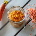 Veganer Low Carb Brotaufstrich mit Möhren und roten Linsen.