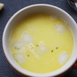 Leckere Spargelcremesuppe in Tasse.