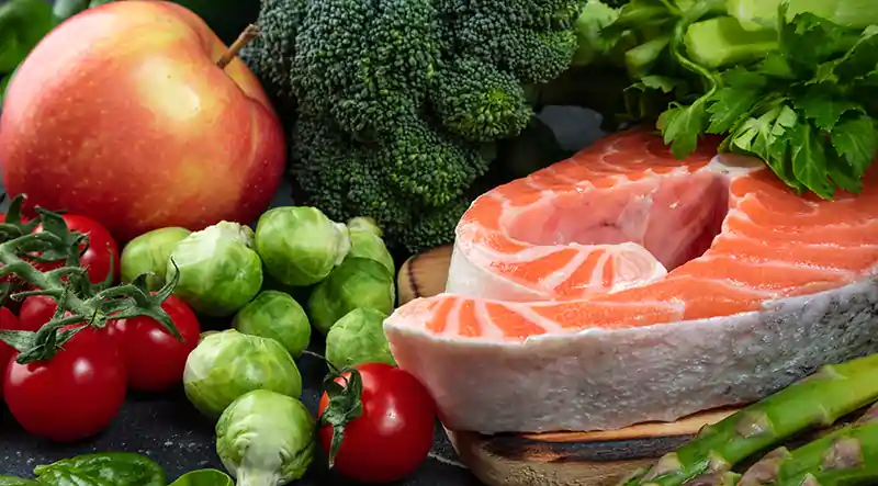 Eine ausgewogene Ernährung mit viel Gemüse, Obst und Fisch ist hilfreich bei Diabetes mellitus.