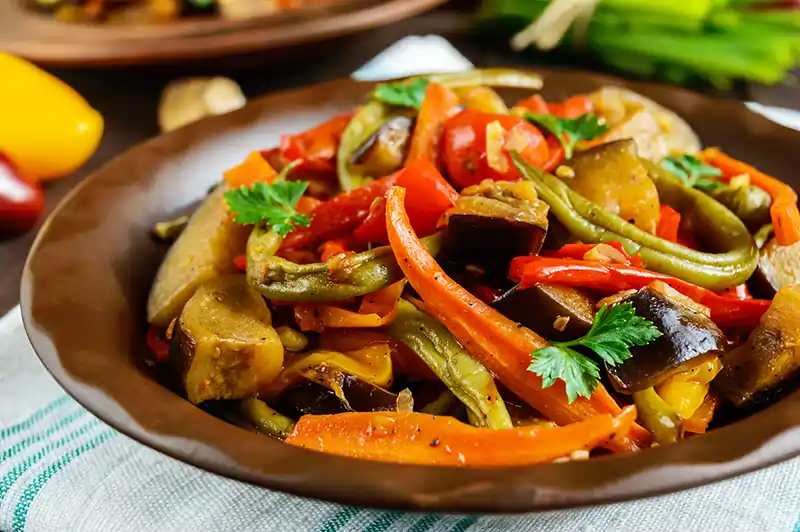 In der Sirtfood-Diät landet viel Gemüse auf dem Teller.
