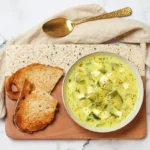 Leckere Zucchini-Suppe mit Kartoffeln und Feta.