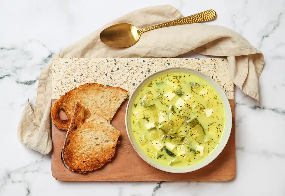 Leckere Zucchini-Suppe mit Kartoffeln und Feta.