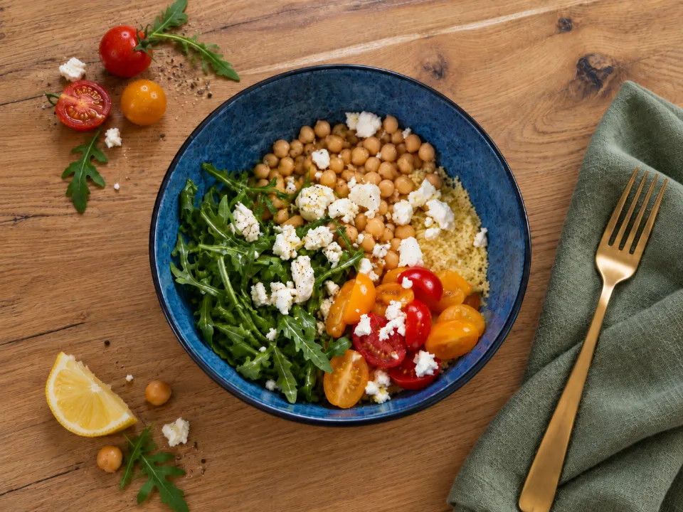 Express-Couscous-Bowl mit Kichererbsen, Rucola, Tomaten und Feta